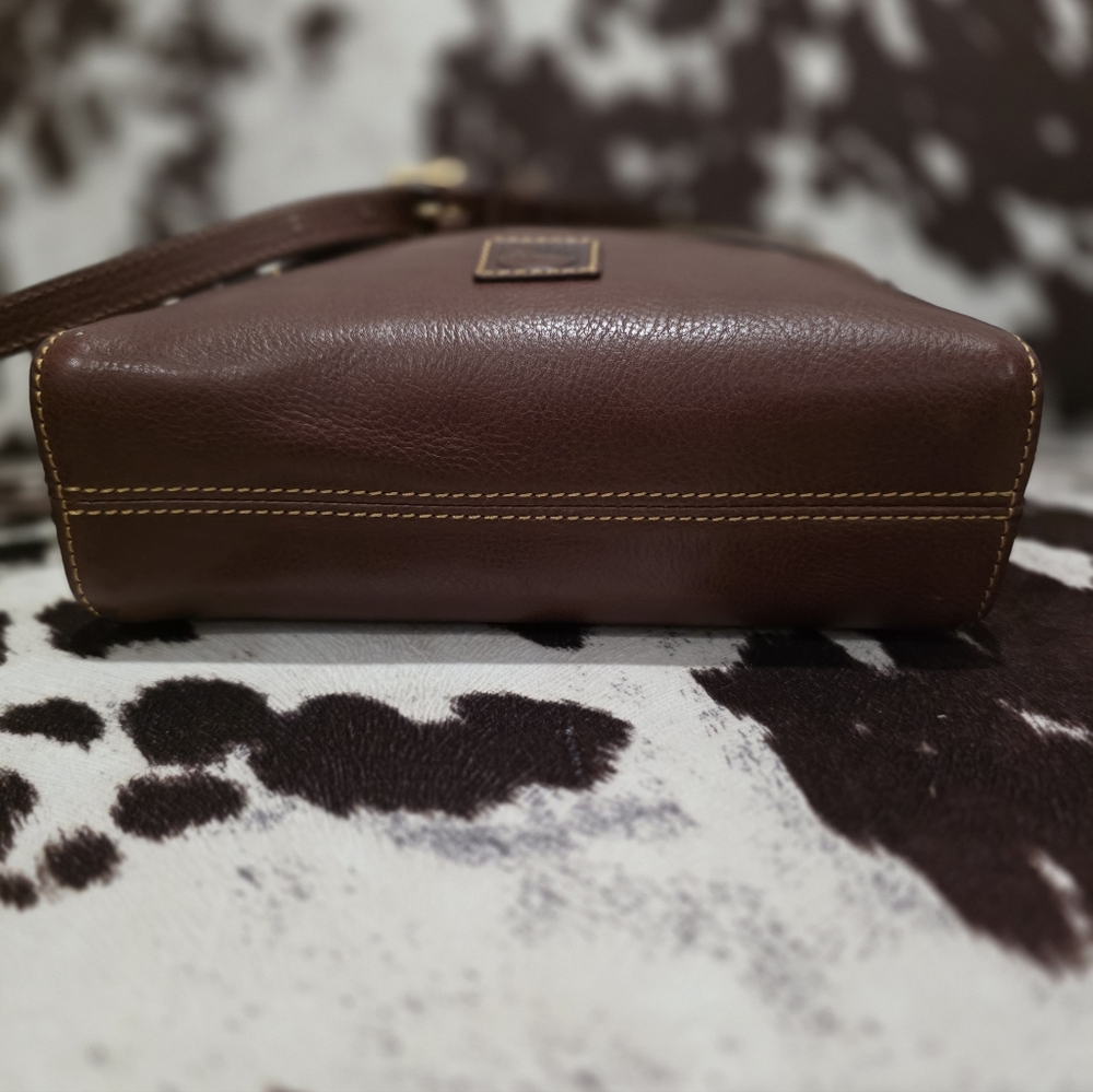 Dooney And Bourke Cossbody. - Picture 4 of 11